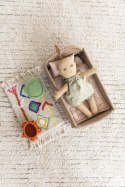 Lalka Nari zabawka bawełniana zestaw z dodatkami Lorena Canals