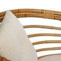 Wygodny rattanowy fotel z miękkimi poduszkami