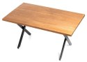 Duży stół jadalniany, wykonany z metalu i drewna.
