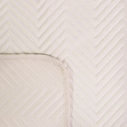 Kremowa narzuta SOFIA 170x210 cm Duża narzuta na łóżko z miękkiego welwetu pikowanego w dużą, gęstą jodełkę, kremowa.