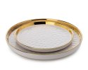 Okrągła taca dekoracyjna Lija White 26cm Wykonany z ceramiki w kolorze białym, wykończony złotą farbą. Średnica naczynia wynosi 