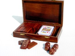 3 gry w jednym - kości, domino, 2 talie kart w pudełku drewnianym ze zdobieniami mosiężnymi - G365
